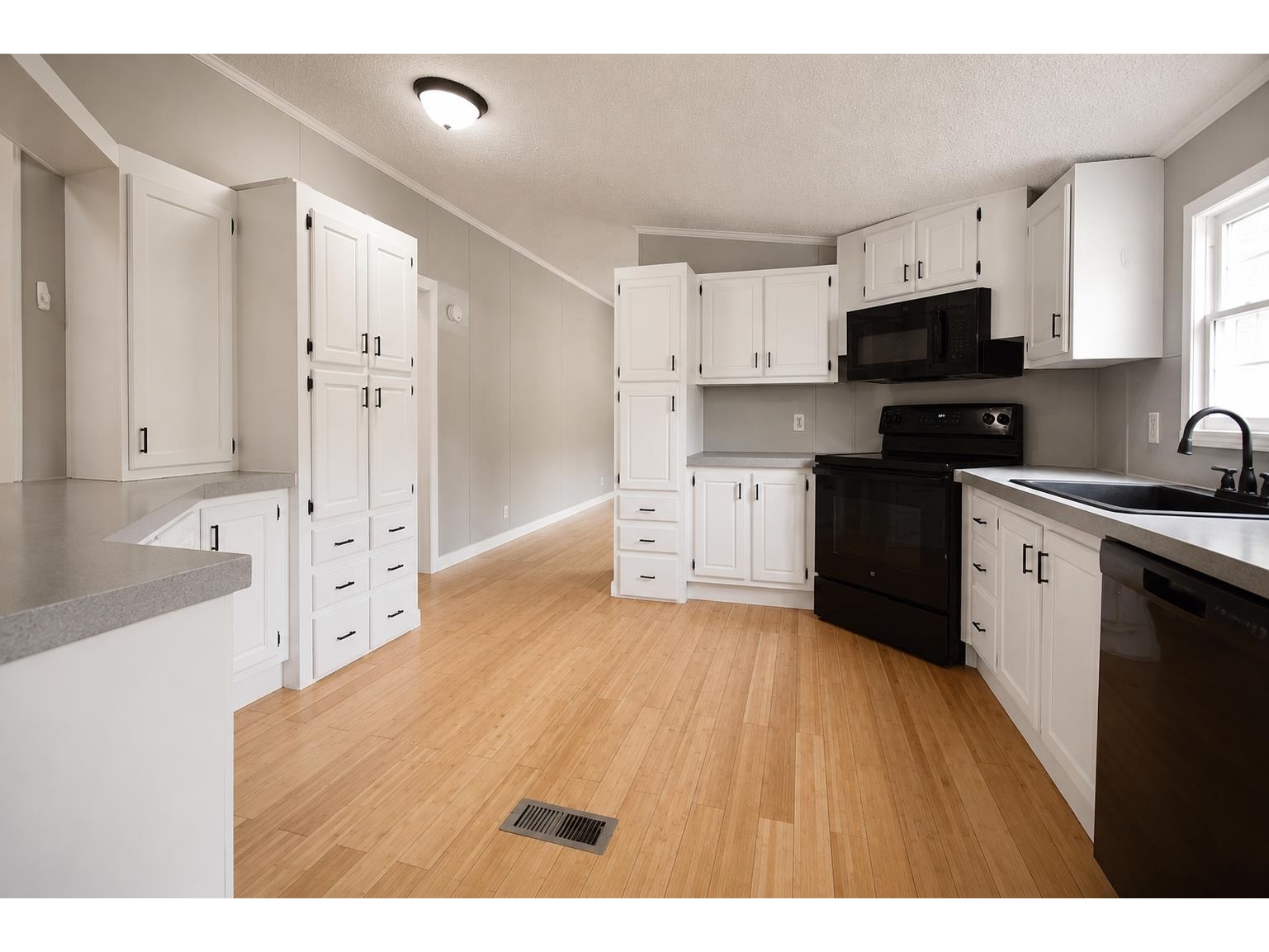 7906 Main Road, Huntington