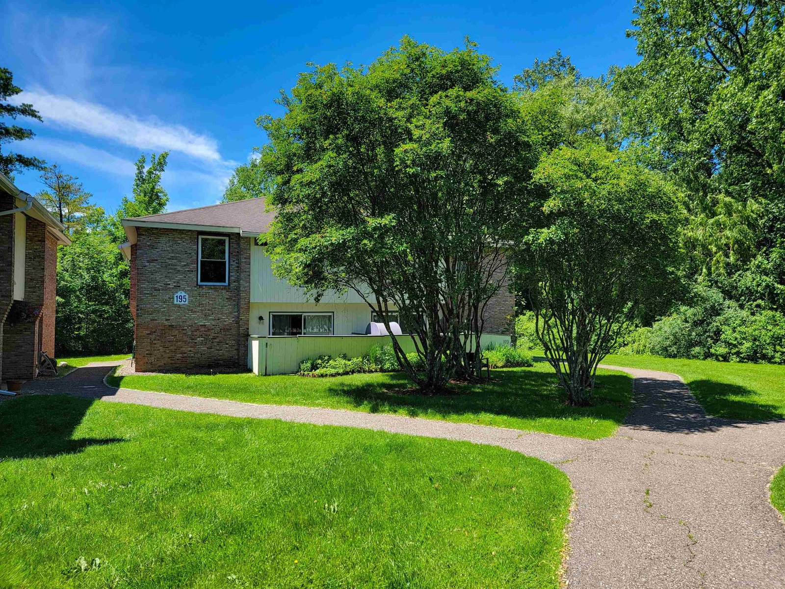 195 Ledgewood Circle, Burlington